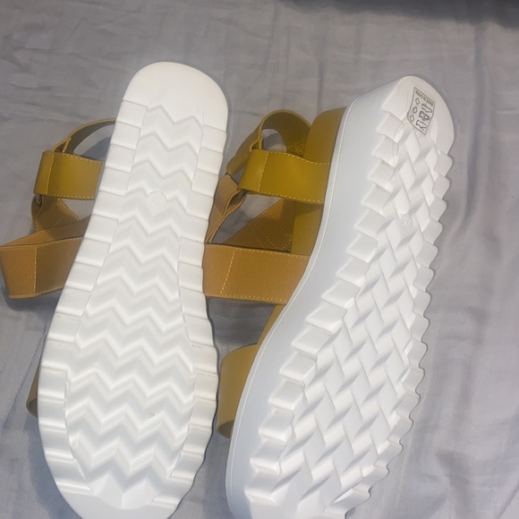 Mustard sandals - Picture 3 of 3